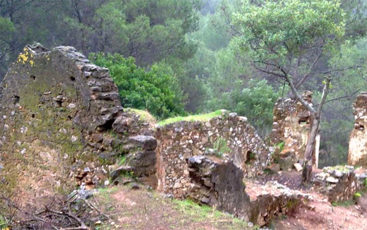 Dos jornadas de limpieza y desbroce en la ermita de los Monjes en Marbella