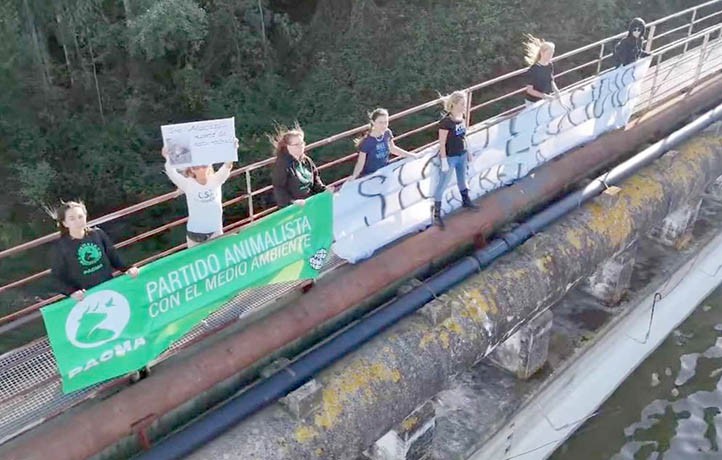 Activistas realizan una protesta sobre el dique del pantano de Las Medranas