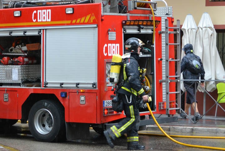 Un rayo origina de madrugada un incendio en una vivienda de Marbella