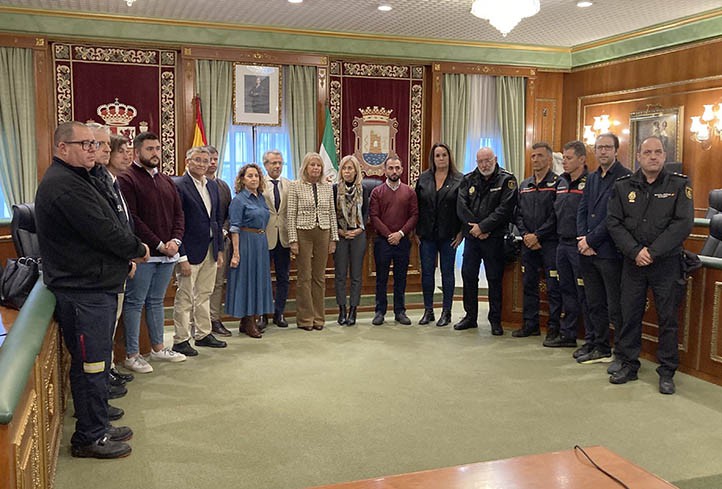 Marbella guarda un minuto de silencio por las víctimas de la dana