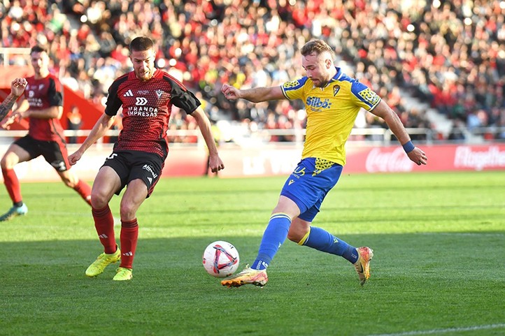 Un gran Javi Ontiveros salva un punto para el Cádiz contra el Mirandés