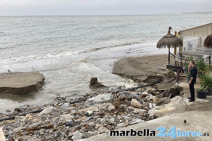 Las lluvias por la dana causan destrozos en las playas de Marbella