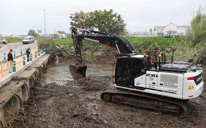 La limpieza del puente de El Potril llega tarde después de dos danas