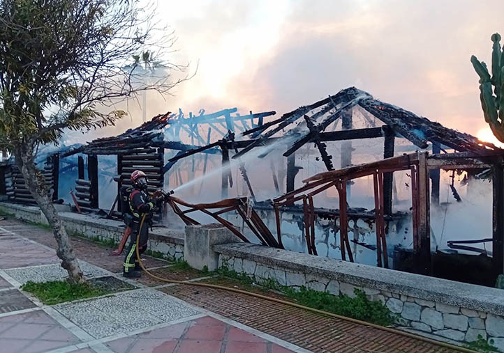 Un detenido tras un incendio que ha calcinado un chiringuito en Marbella