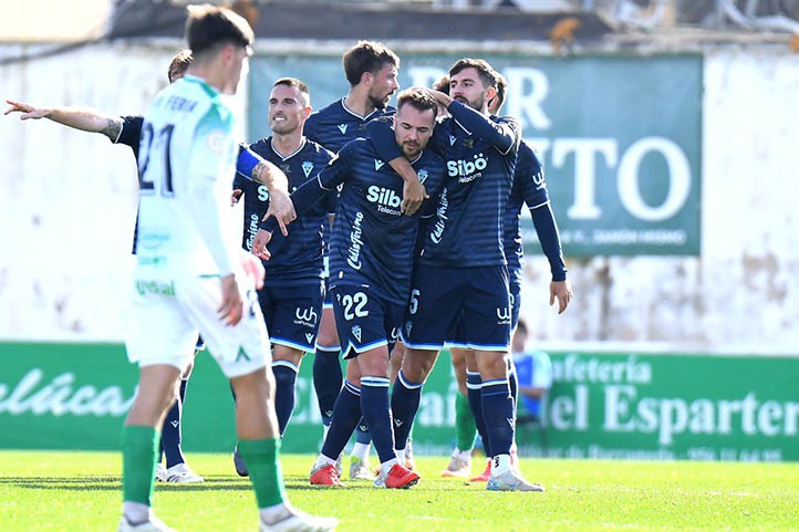 Golazo del marbellí Ontiveros desde su propio campo para el Cádiz CF