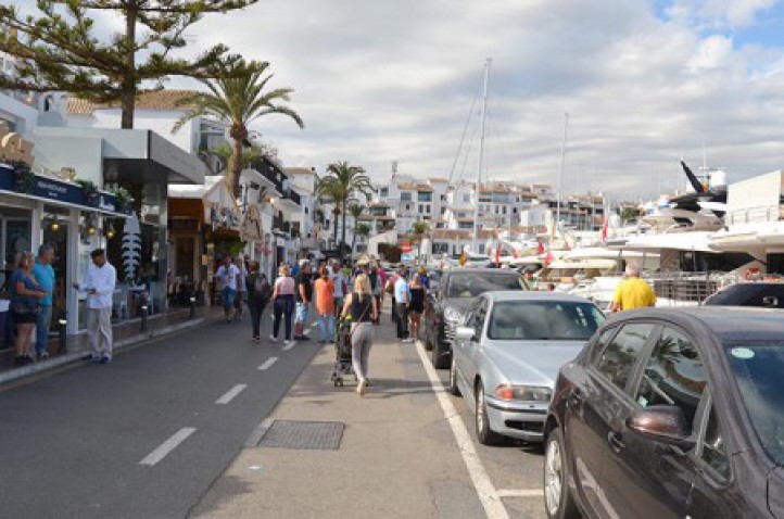 La "ridícula" multa a Puerto Banús por usar aparcamientos como terrazas