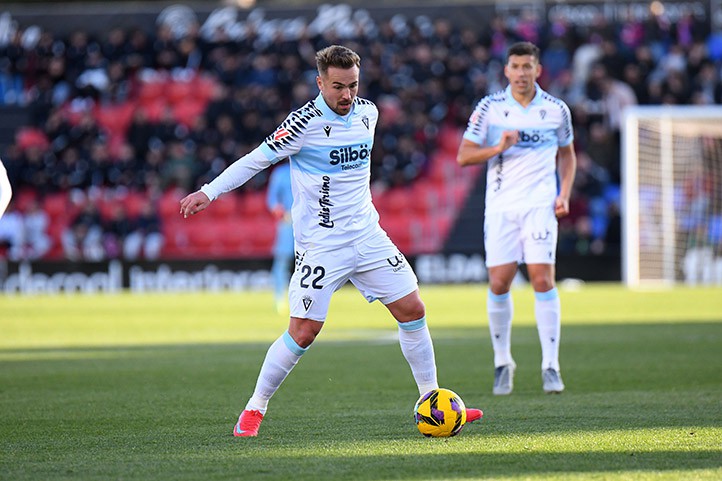 Javi Ontiveros lidera al Cádiz CF en la goleada ante el Eldense