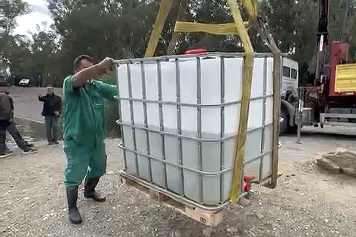 Indignación en redes por la forma de trasladar los peces en Las Medranas