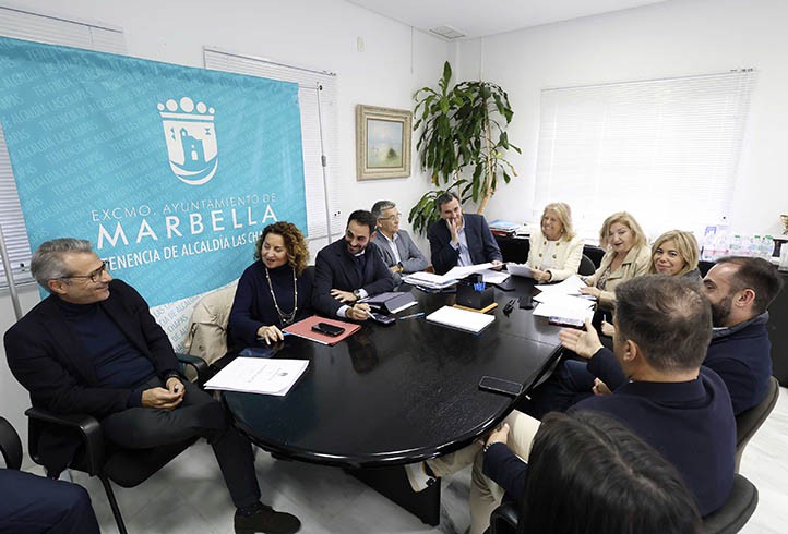 La alcaldesa de Marbella reaparece en la Junta de Gobierno, aún convaleciente