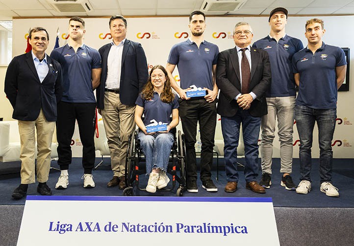 El marbellí Javier Labrador recoge el trofeo de ganador de la Liga AXA 2024