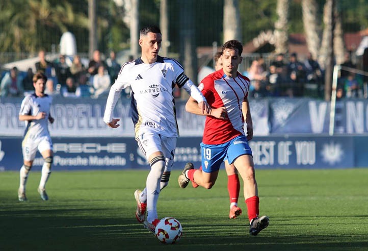 El Marbella respira tras remontar con un jugador menos al Algeciras (3-1)