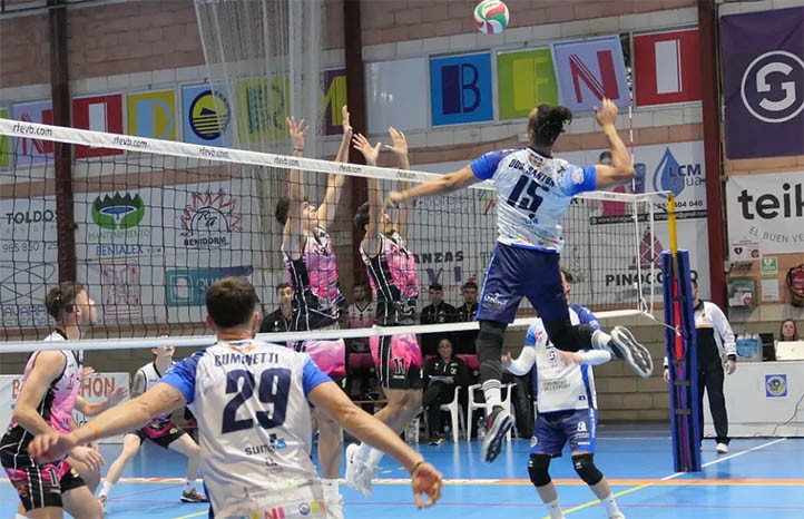 El Marbella Costa del Voley planta cara, pero cae ante el líder Benidorm