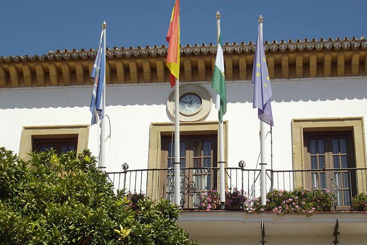 El PSOE propone elegir una bandera oficial de tipo heráldico para Marbella