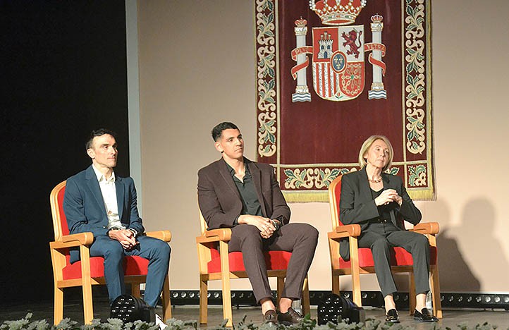 Elena Benítez, Luis Maté y Ayoub Ghadfa recogen la Medalla de la Ciudad