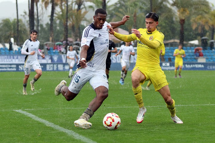 El Marbella FC se ahoga bajo la lluvia ante el Villarreal B (0-2)