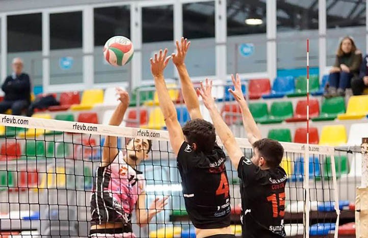 Gran victoria del Marbella Costa del Voley en la cancha del Almoradí