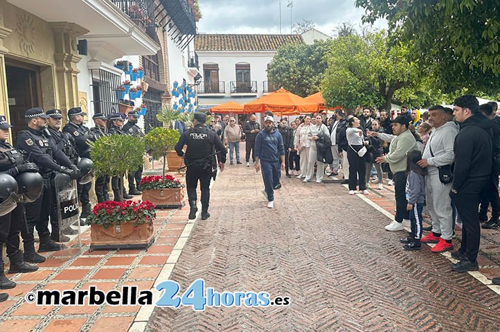 Protesta de vecinos de Las Albarizas en Marbella al grito de "alcaldesa corrupta"