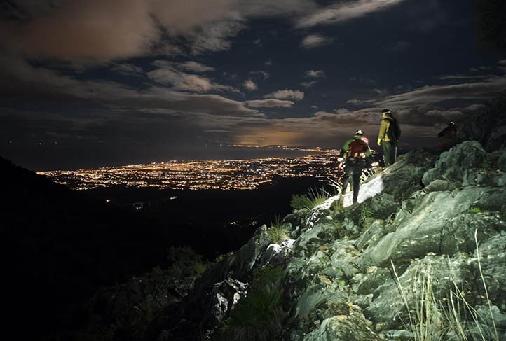 Bomberos de Marbella rescatan a dos excursionistas perdidos en La Concha