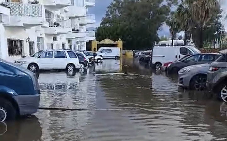 Desalojos e inundaciones por la crecida del Guadaiza en San Pedro Alcántara 