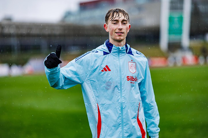 Dean Huijsen ya está bajo las órdenes del seleccionador Luis de la Fuente