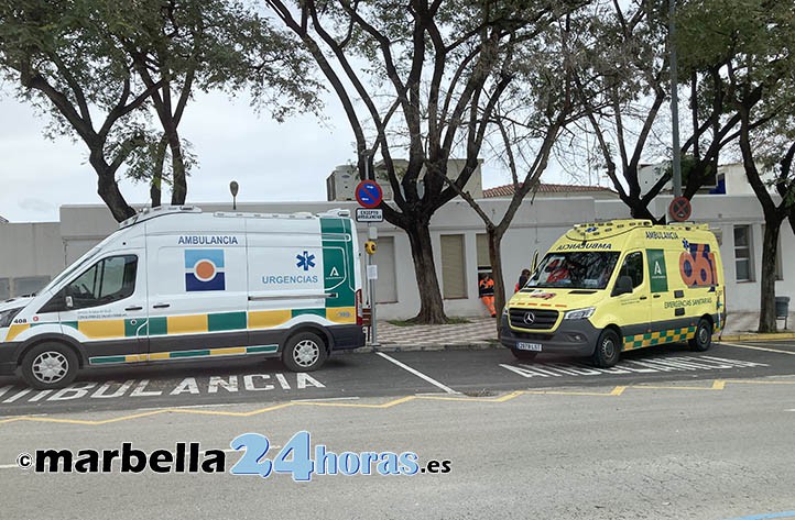 Las ambulancias del 061 siguen bajo el sol y la lluvia en San Pedro Alcántara