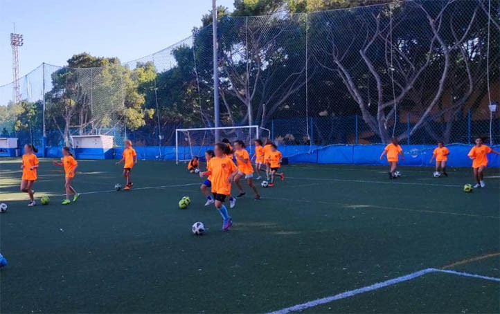 Susto en Marbella al golpearse una futbolista contra un muro en un campo