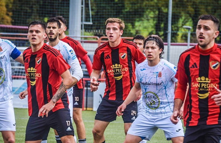 El San Pedro se complica el ascenso con un tropiezo ante el Villacarrillo (1-2)