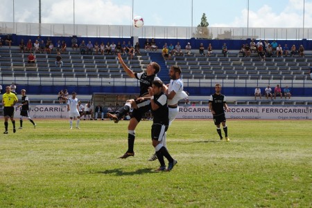 El Marbella se estrella ante el Malagueño y el árbitro (1-2)