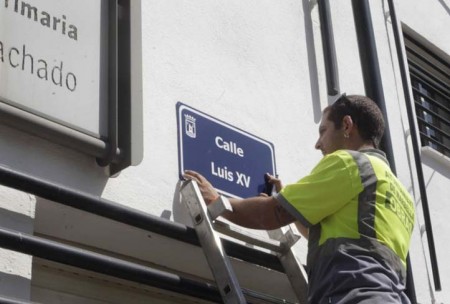 El Ayuntamiento renueva las placas de la calles en la barriada de Plaza de Toros