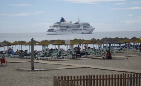 Un crucero de lujo fondea en la Bahía de Marbella con 400 pasajeros