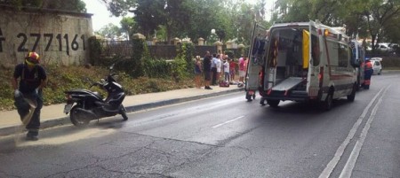 Dos jóvenes heridos tras caerse del ciclomotor en el que circulaban