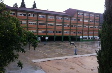 Ordenan desalojar a los niños de los colegios del municipio por alerta roja por lluvias fuertes