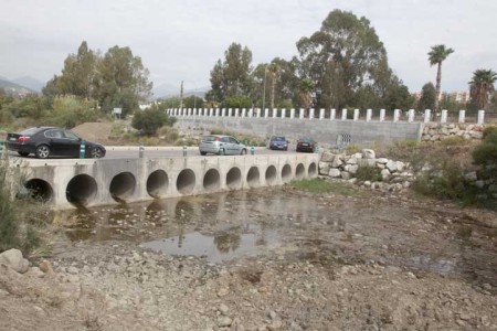 El Ayuntamiento limpia y acondiciona los puentes sobre el río Guadaiza