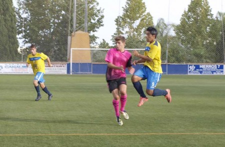 El Atlético Marbellí vuelve a perder tras dejar escapar su ventaja (5-2)