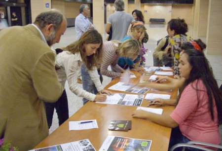 Tres expertos marcan el camino a los voluntarios que quieren colaborar en la reforestación del incendio