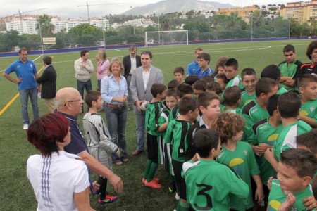 La alcaldesa inaugura el nuevo césped artificial del campo de La Campana