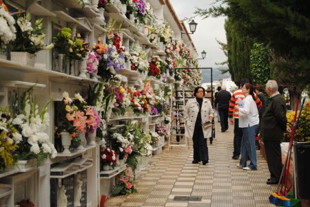 Marbellíes y sampedreños deciden salir a la calle en este Día de Todos los Santos