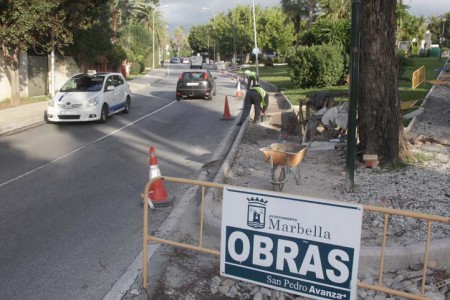 El Ayuntamiento renueva el acerado en zonas de Nueva Andalucía