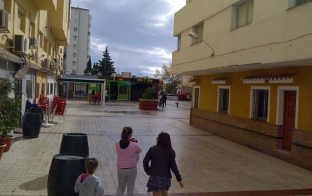 IU lidera una campaña para eliminar los ruidos de la plaza de la Libertad de San Pedro Alcántara