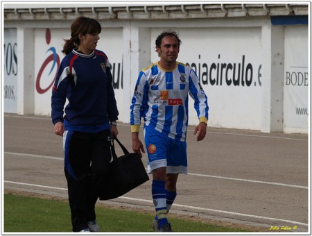 Expulsan a Velasco en la victoria del Melilla y Adri reaparece con la Arandina