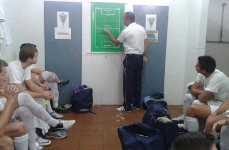 El Atlético Marbella arranca un punto ante uno de los gallitos (1-1)