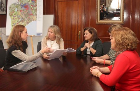 La alcaldesa se compromete a mediar para que la Junta arregle el colegio Miguel Hernández