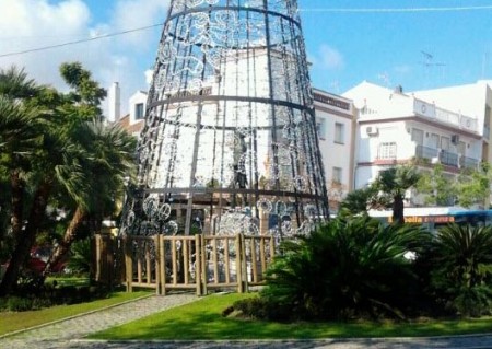 OSP exige la retirada del árbol navideño 