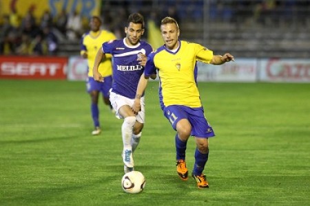 Velasco da el triunfo al Melilla ante el Cádiz y Montaño vuelve a jugar tras su lesión