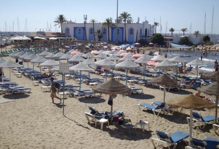 El Ayuntamiento amplía en 1.500 metros cuadrados las zonas de hamacas en las playas para 2013