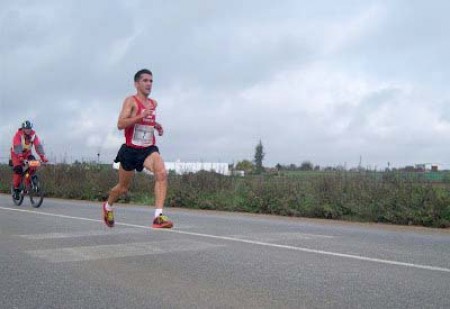 Recital y triunfo de Carretero en el Medio Maratón Sevilla-Los Palacios