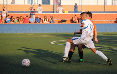 Los Compadres da la cara pero pierde ante el Fuengirola y acaba con nueve (2-0)