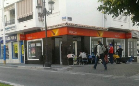 Pequeñas colas durante la noche para comprar entradas para ver al Málaga en Oporto