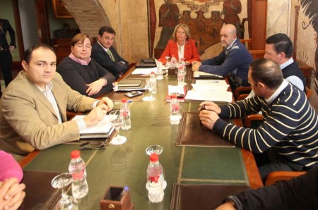 El Ayuntamiento apoya a los taxistas para que puedan seguir recogiendo viajeros en el aeropuerto