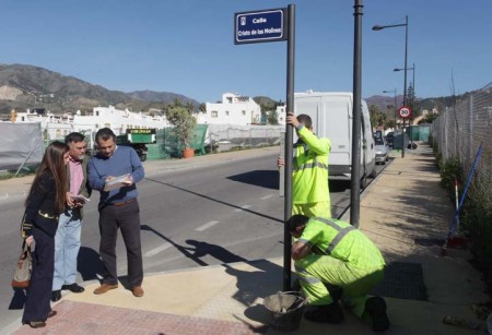 El Ayuntamiento coloca señalización y renueva las placas de las calles en Bello Horizonte y Cuatro Vientos